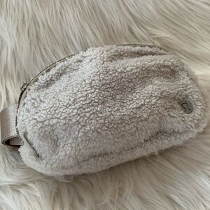 Lululemon Everywhere Belt bag 1L Fleece Ivory